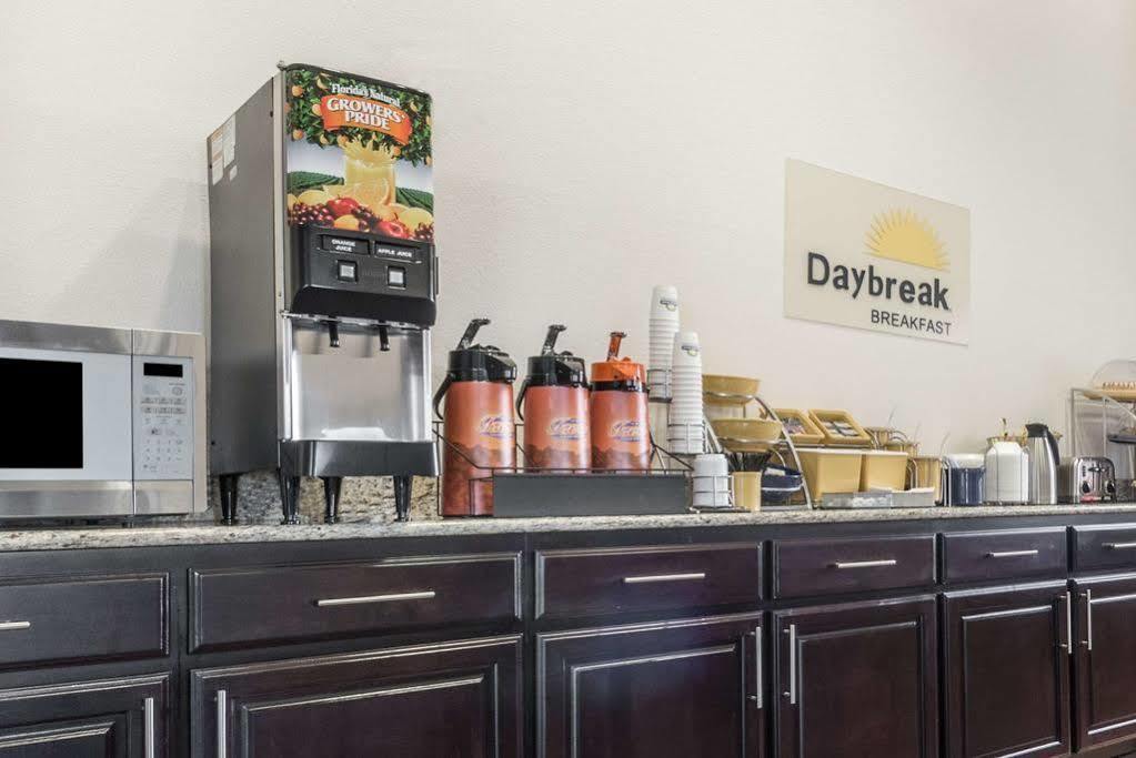Days Inn & Suites By Wyndham דאלאס מראה חיצוני תמונה